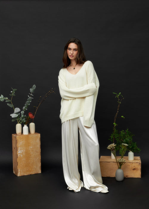 ZHADANA V-Neck Cashmere Sweater in White - SweaterNiSO