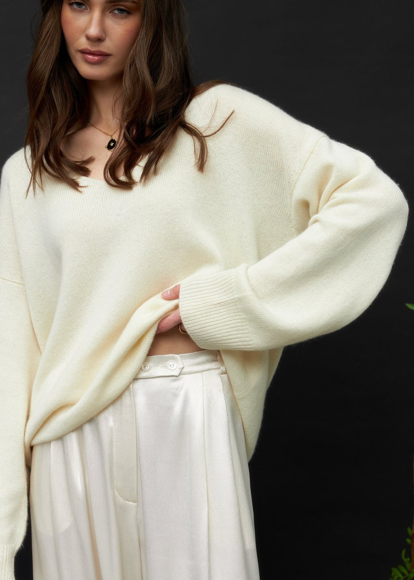 ZHADANA V-Neck Cashmere Sweater in White - SweaterNiSO