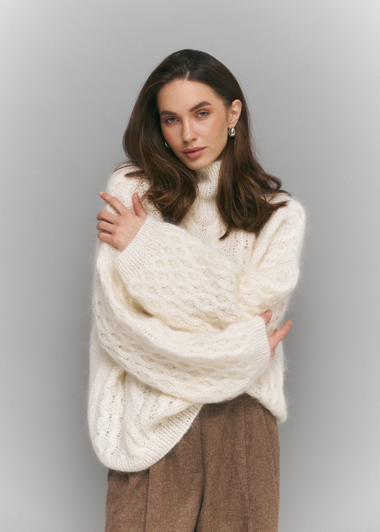 Handcrafted Kidmohair Cable - knit Turtleneck Sweater in White - NiSO