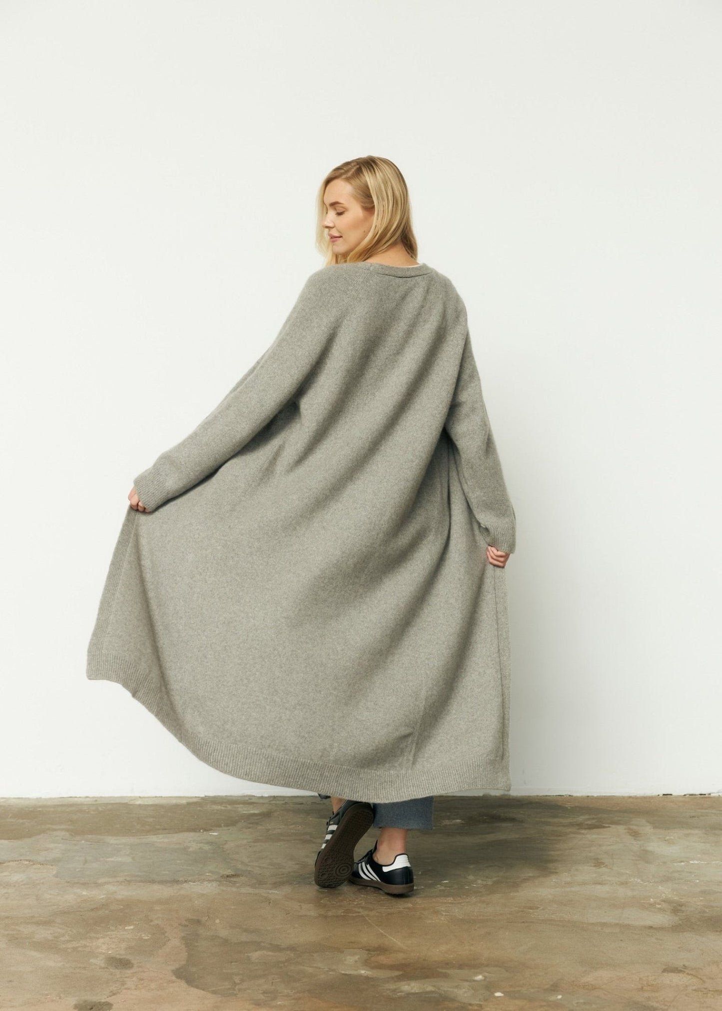 Long 100% Cashmere Cardigan with Belt in Gray - NiSO