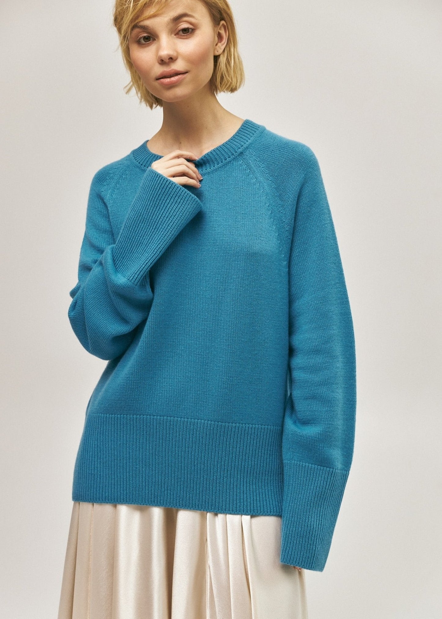 Crew - Neck 100% Cashmere Long Sweater in Blue - NiSO