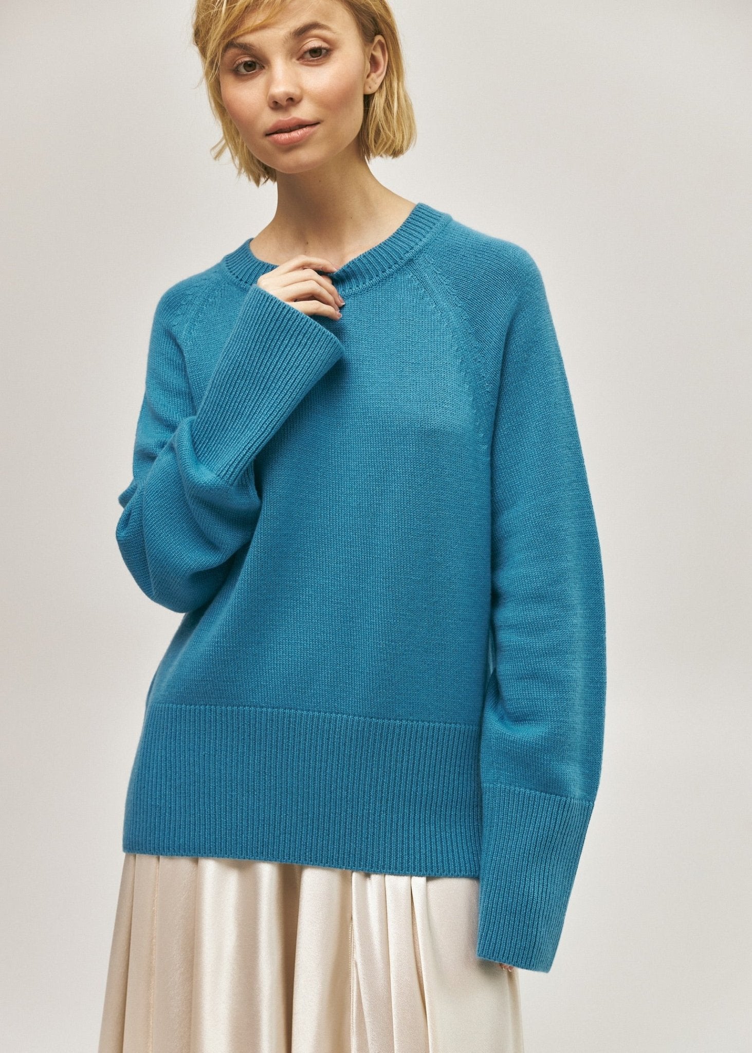 Crew - Neck 100% Cashmere Long Sweater in Blue - NiSO