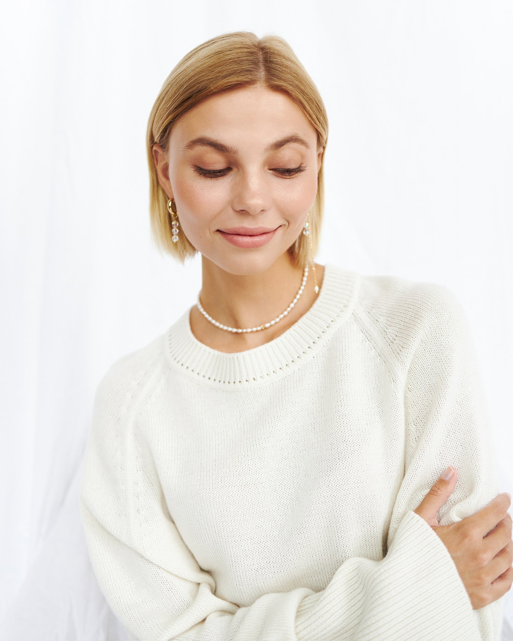 Crew - Neck 100% Cashmere Long Sweater in White - NiSO