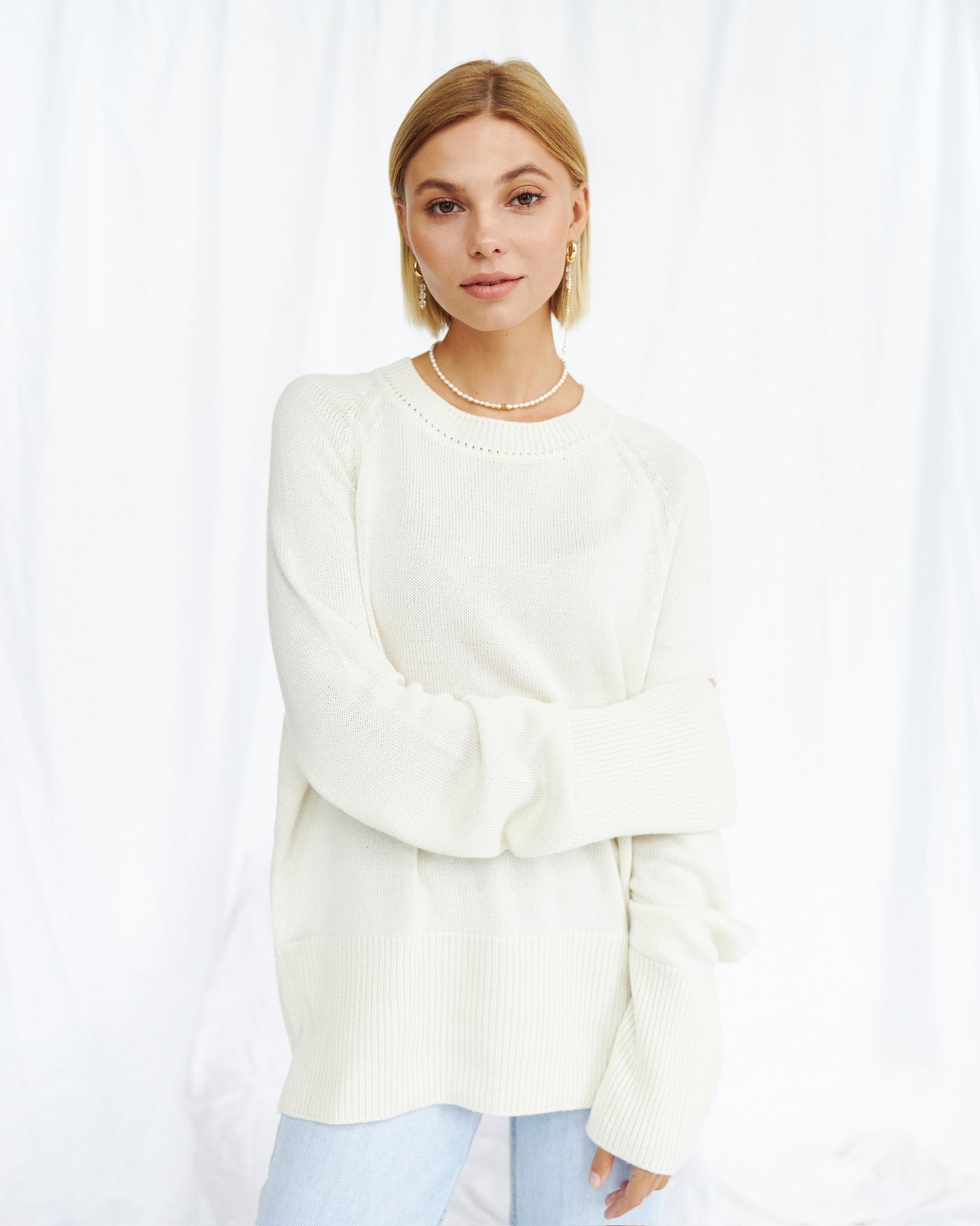 Crew - Neck 100% Cashmere Long Sweater in White - NiSO