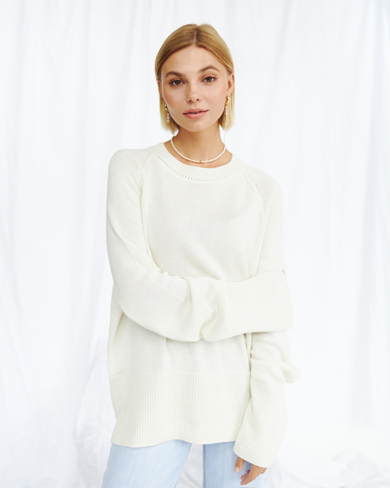 Crew - Neck 100% Cashmere Long Sweater in White - NiSO