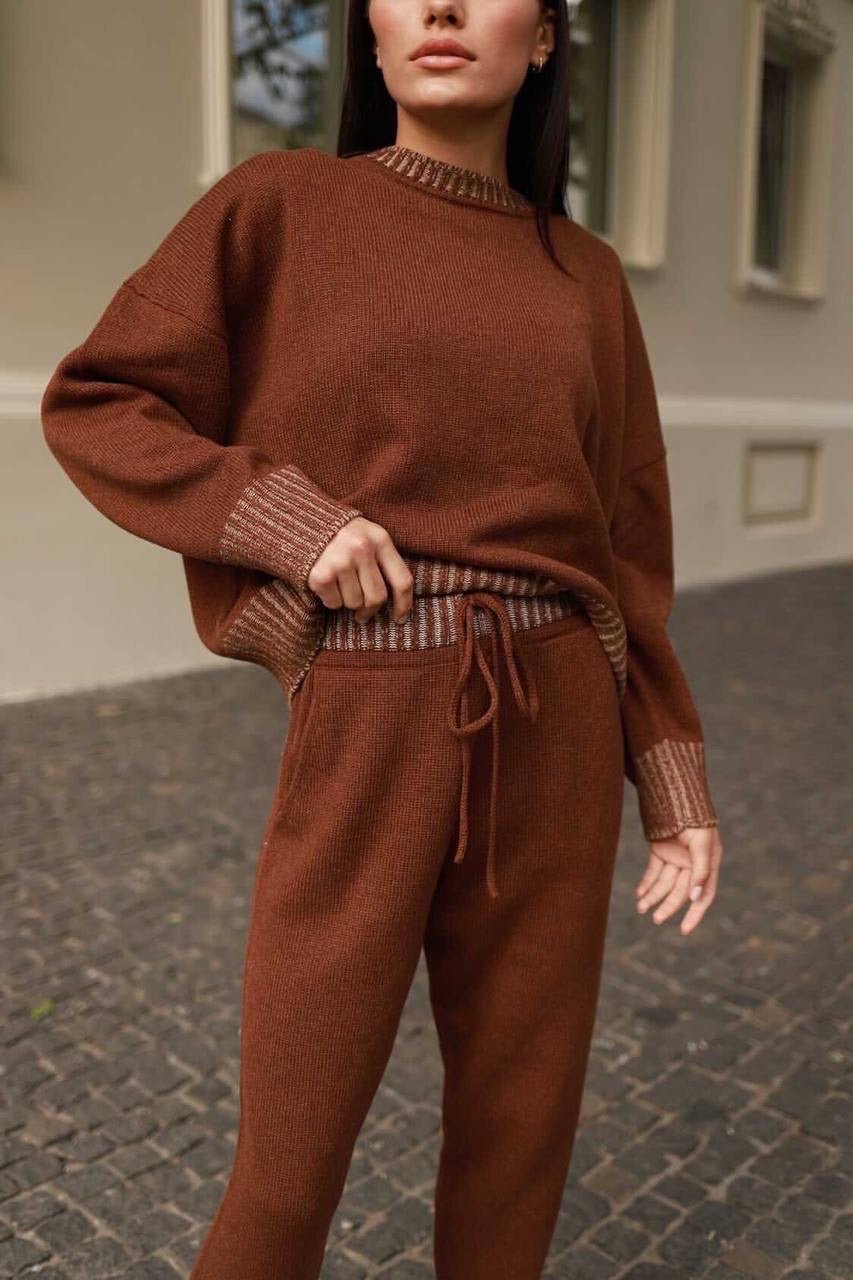 Crew - Neck 100% Cashmere Short Sweater in Brown - NiSO