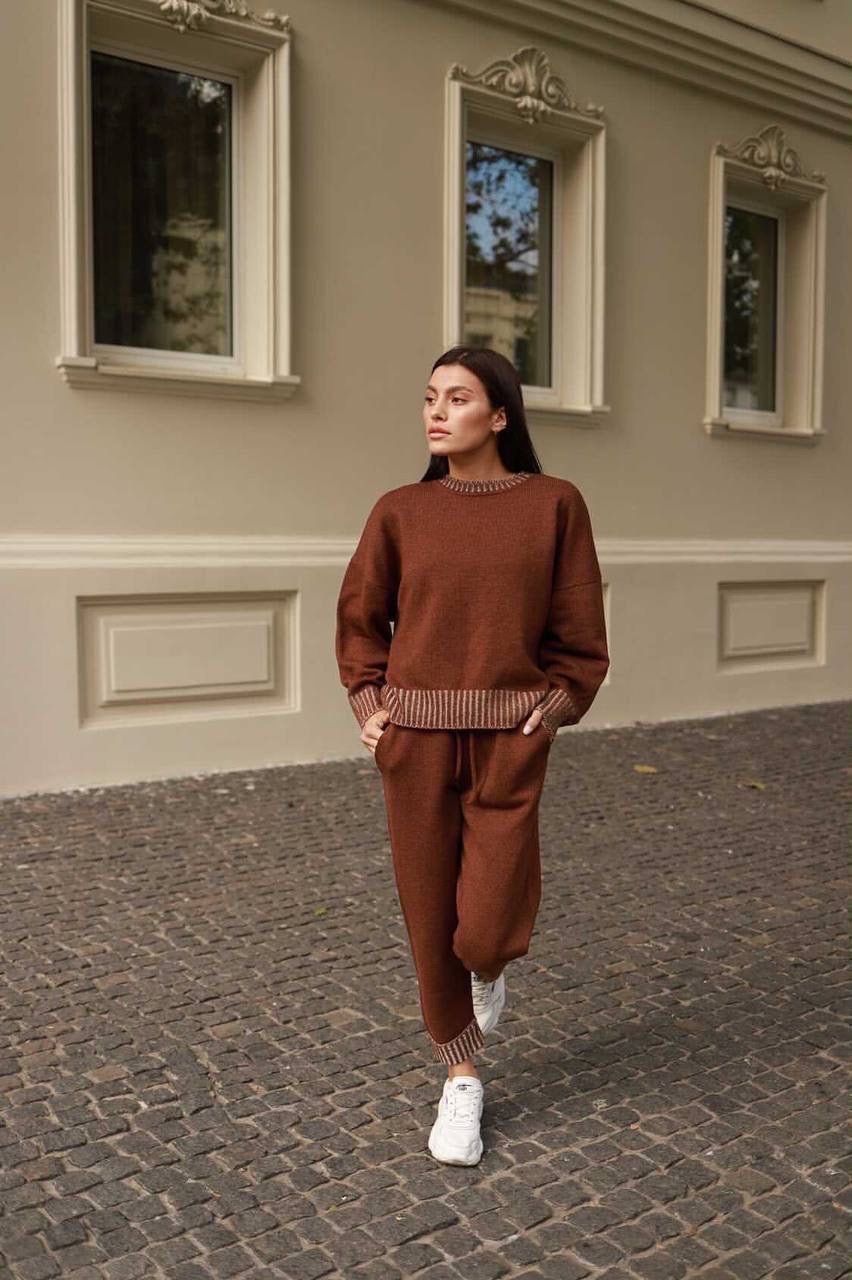 Crew - Neck 100% Cashmere Short Sweater in Brown - NiSO