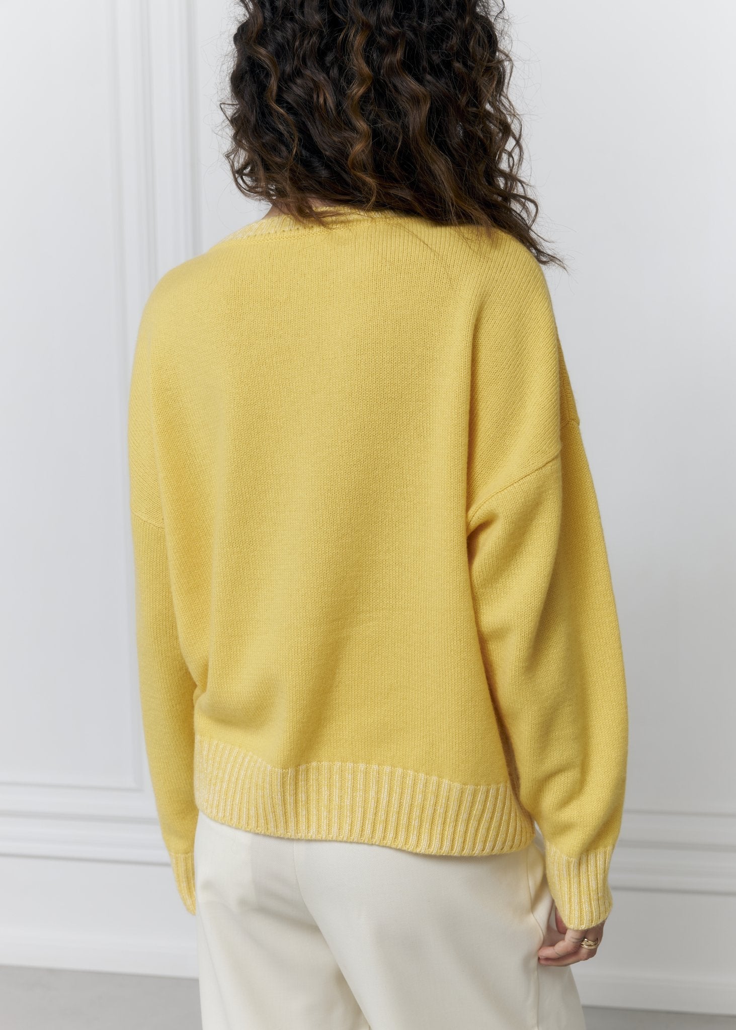 MILAVA Crew - Neck Cashmere Sweater in Yellow - NiSO