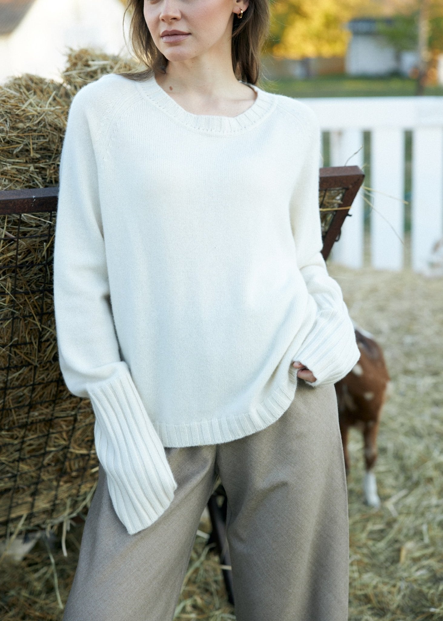 Crew - Neck 100% Cashmere Sweater in White - NiSO