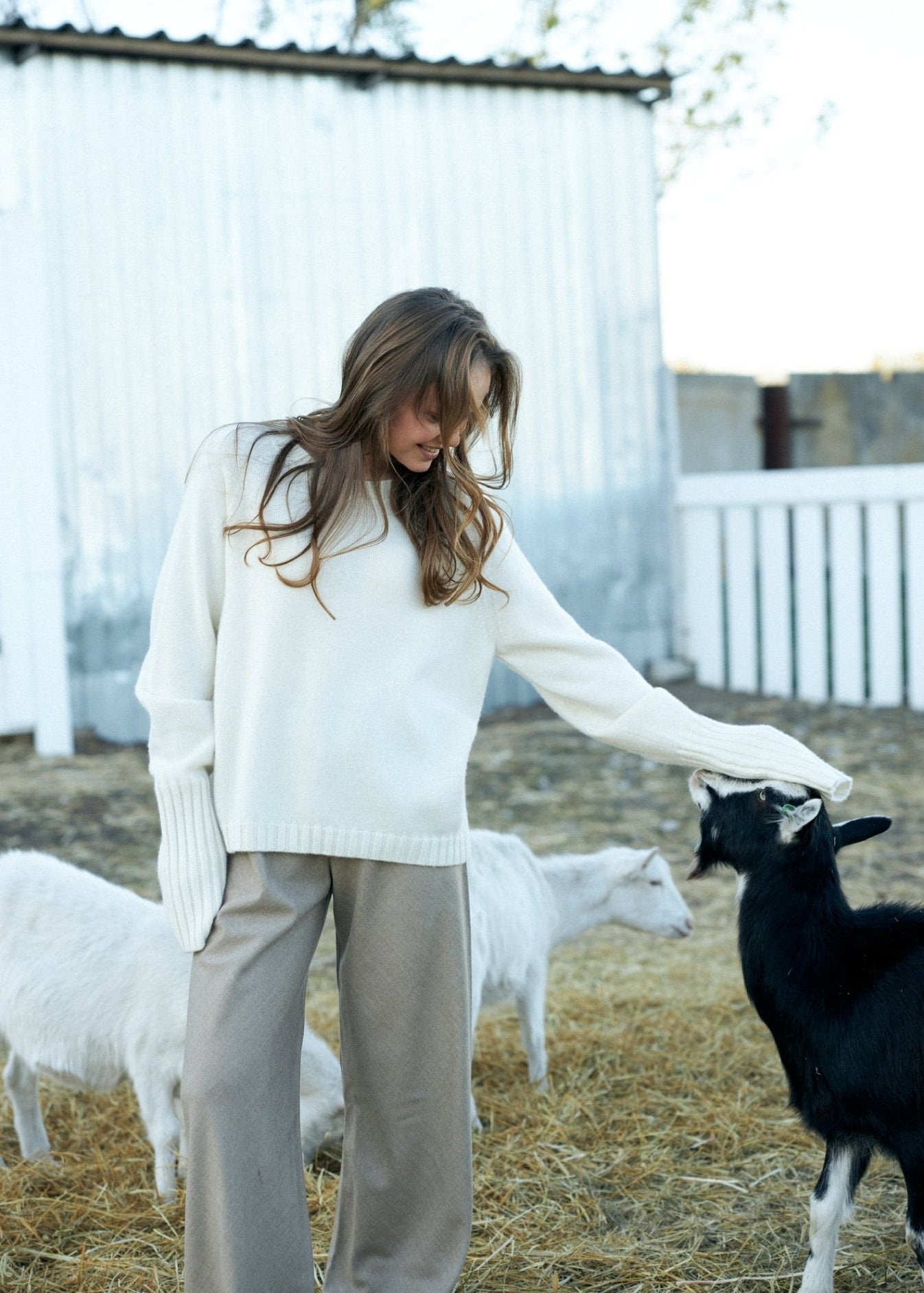 Crew - Neck 100% Cashmere Sweater in White - NiSO