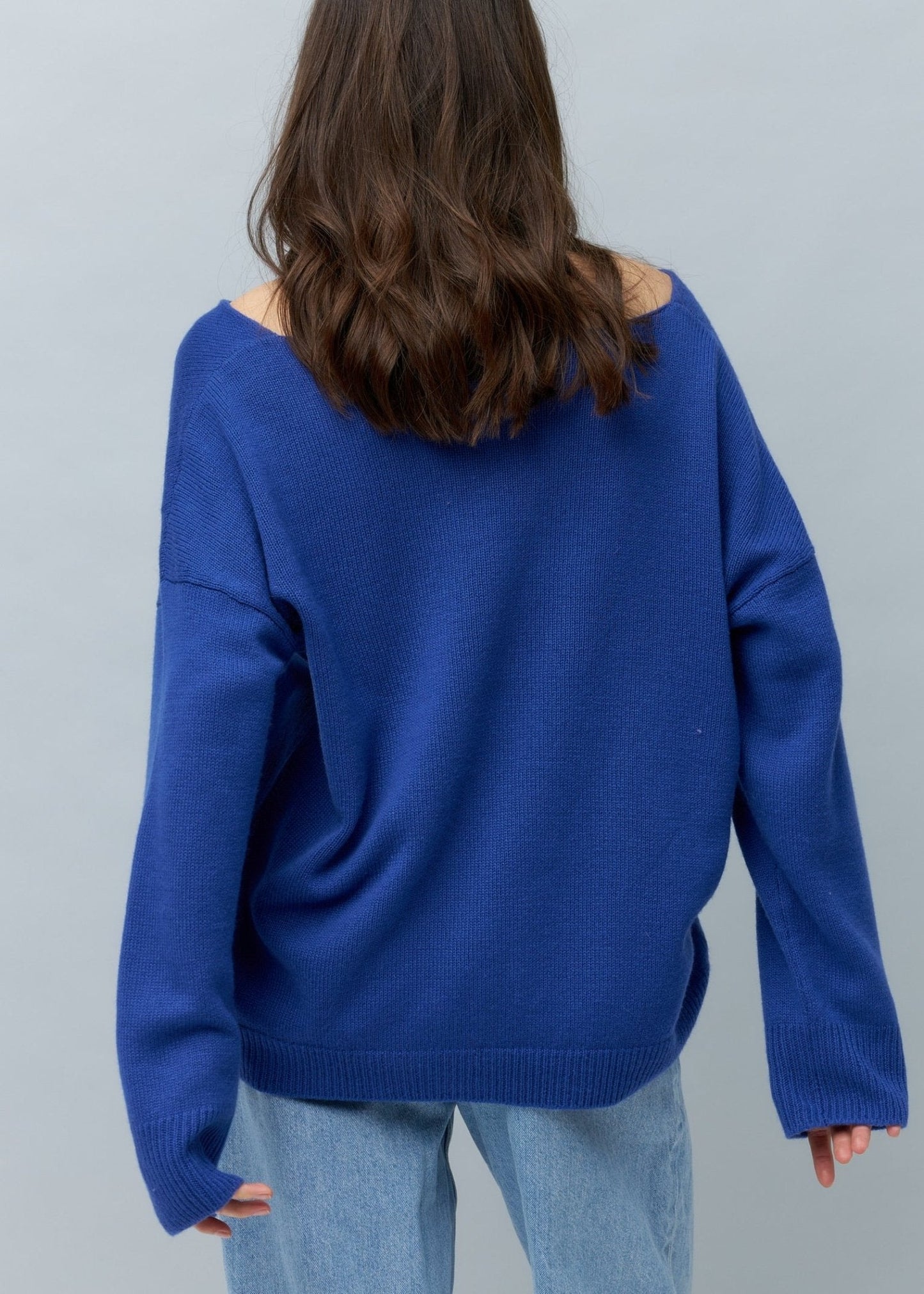 V - Neck 100% Cashmere Sweater in Navy - NiSO