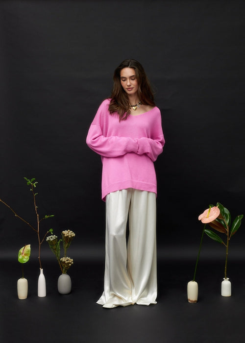 V - Neck 100% Cashmere Sweater in Pink - NiSO