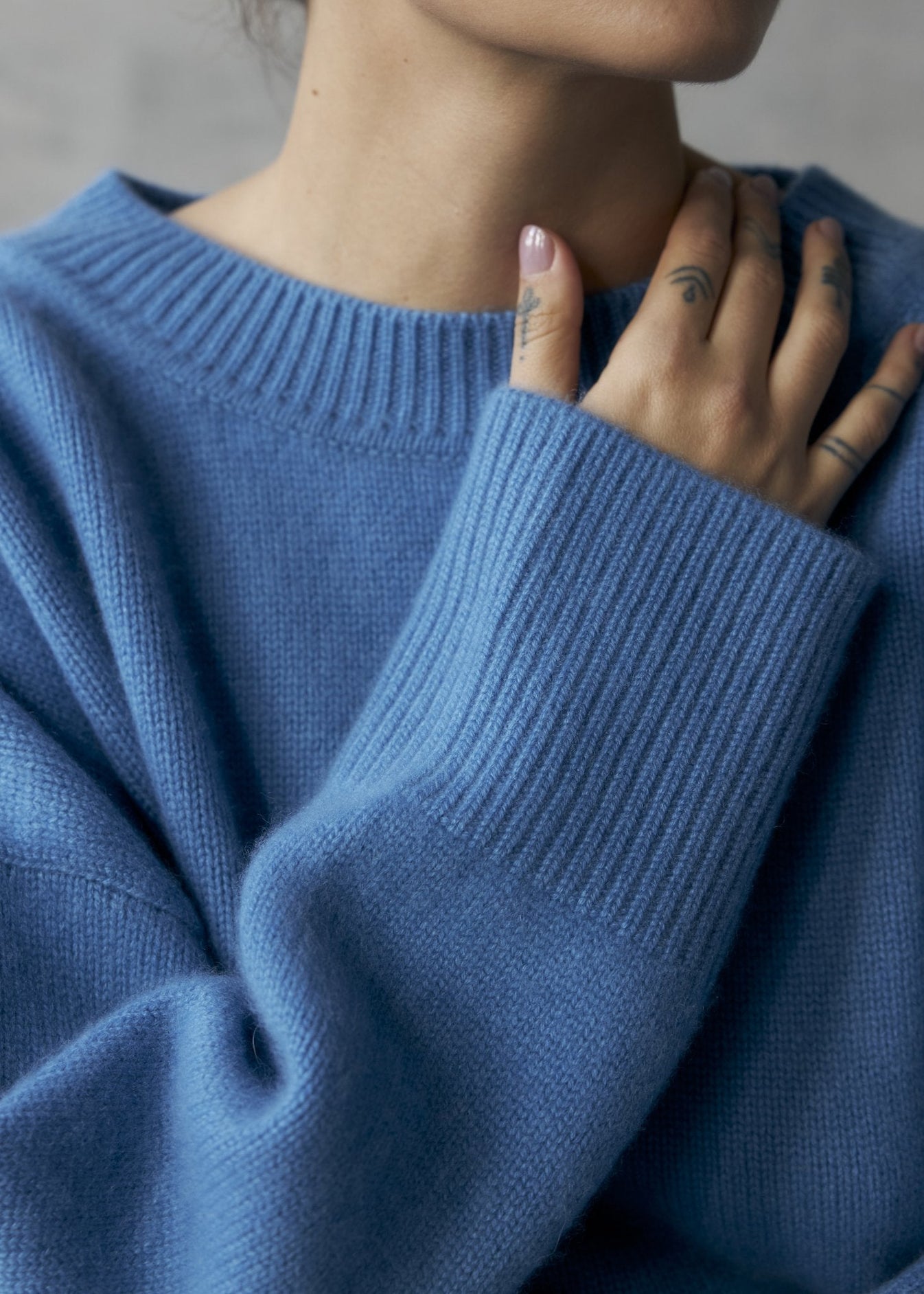 ZORIANA Crew-Neck Cashmere Sweater in Bright Blue - NiSO
