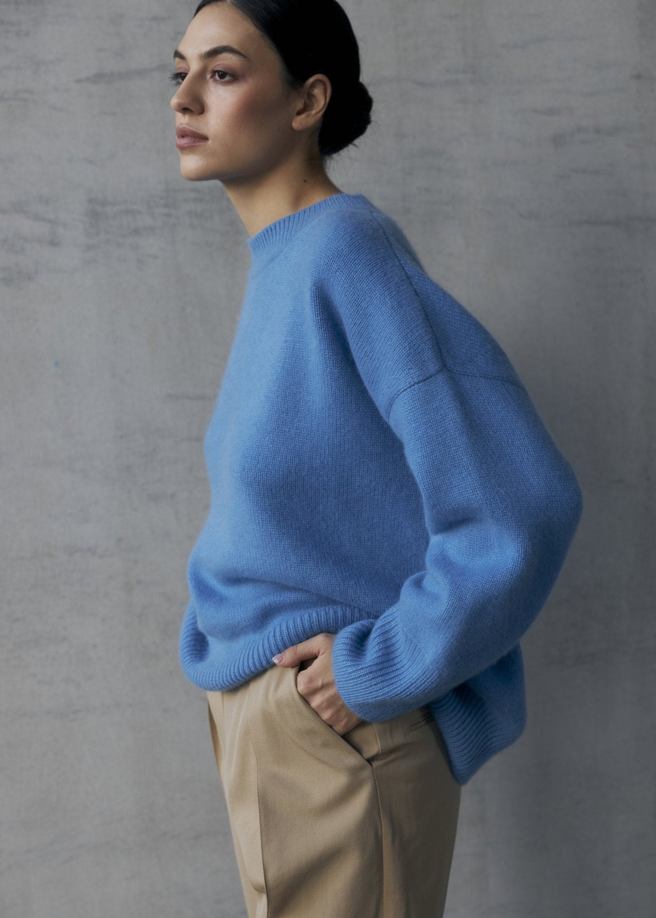 ZORIANA Crew-Neck Cashmere Sweater in Bright Blue - NiSO