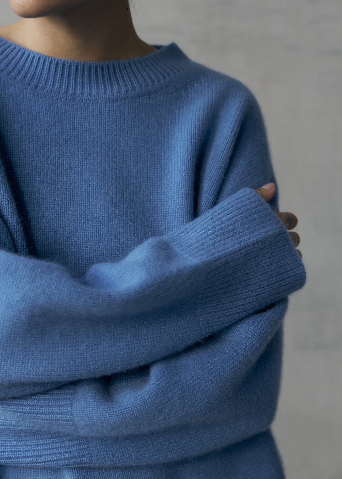ZORIANA Crew-Neck Cashmere Sweater in Bright Blue - NiSO