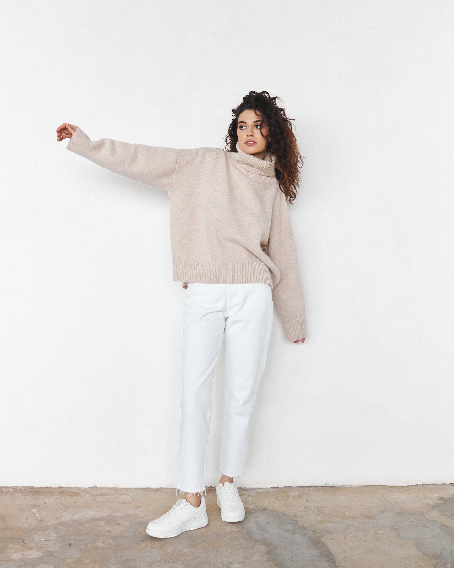 Large 100% Cashmere Oversize Sweater with Turtle Neck in Beige - NiSO