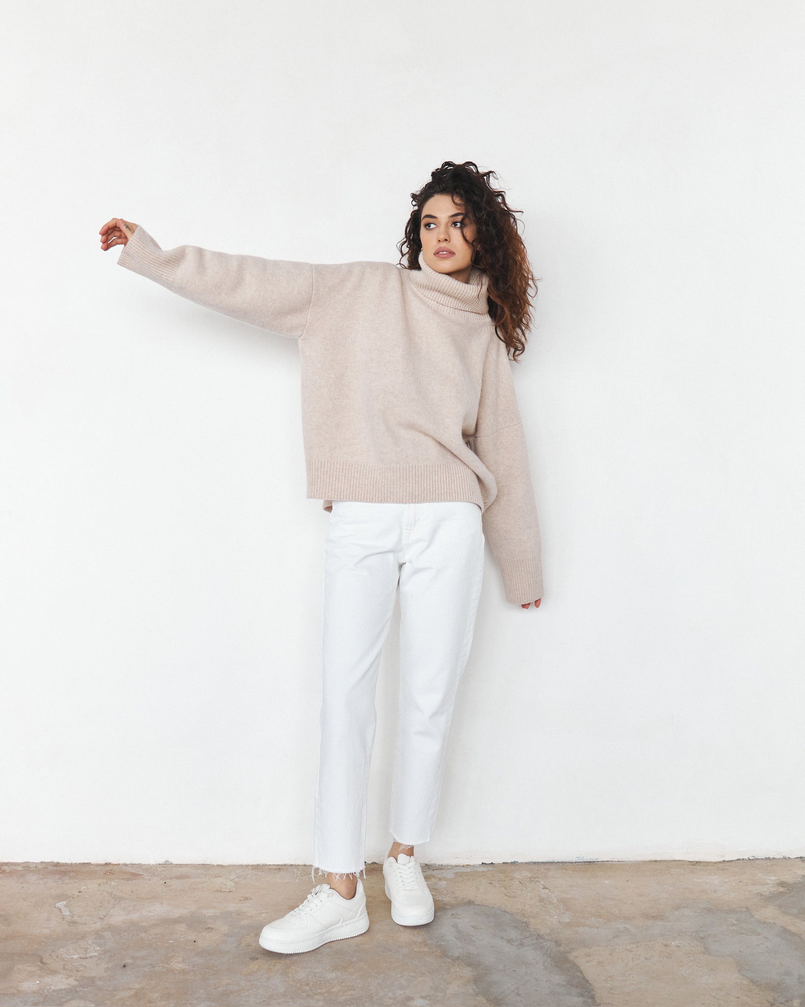 Large 100% Cashmere Oversize Sweater with Turtle Neck in Beige - NiSO