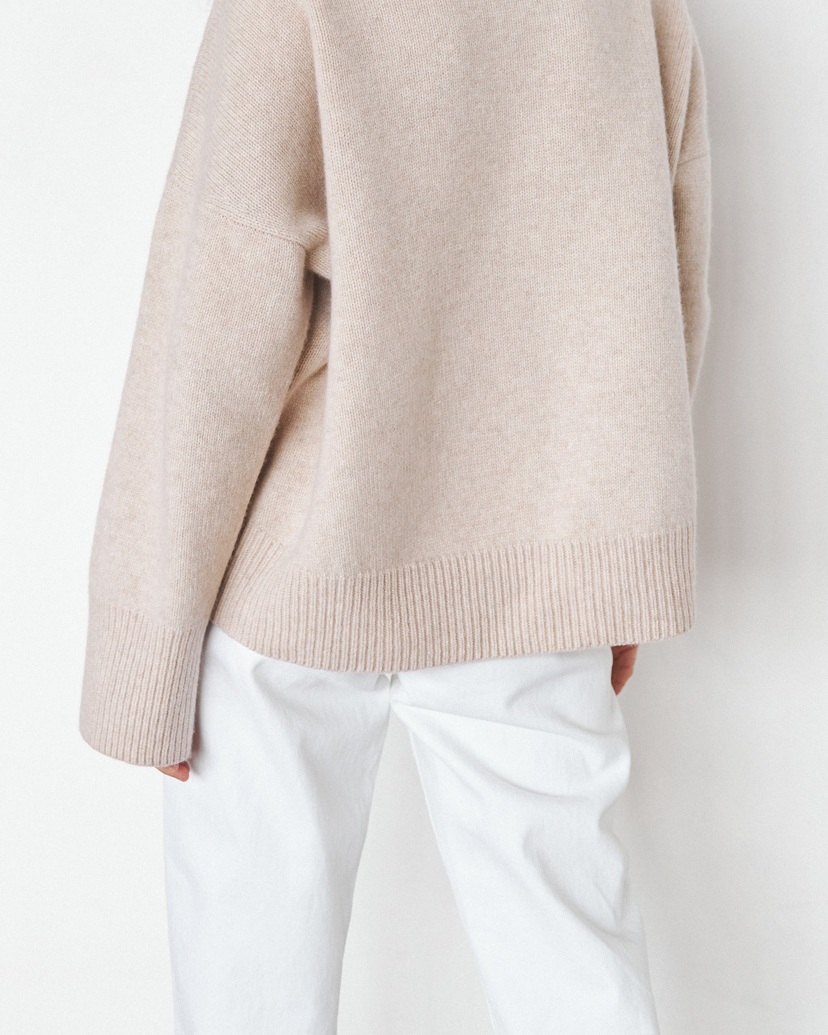 Large 100% Cashmere Oversize Sweater with Turtle Neck in Beige - NiSO