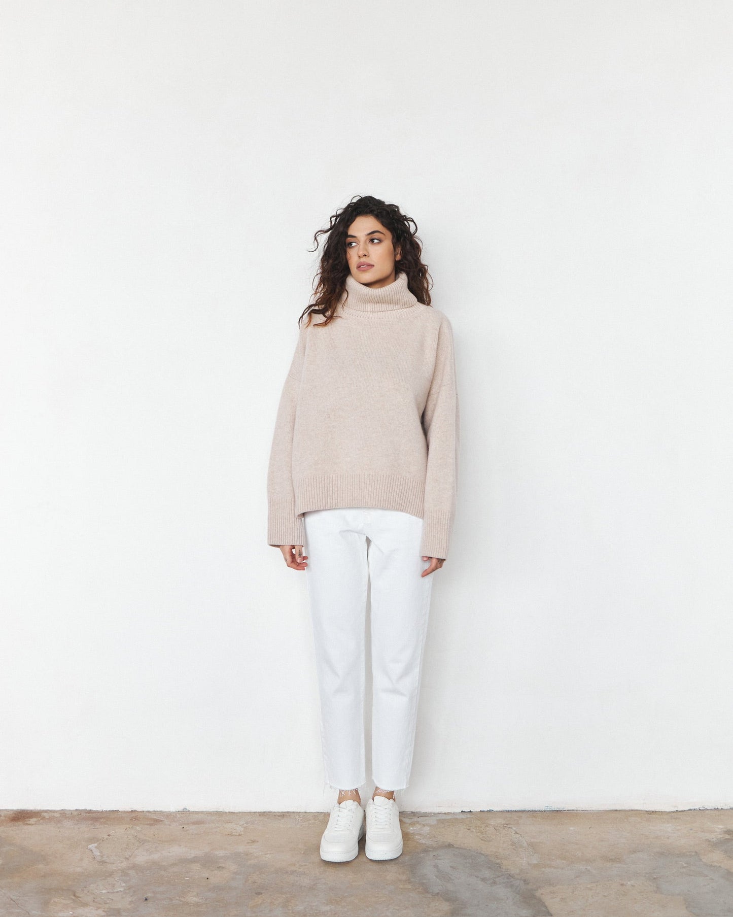 Large 100% Cashmere Oversize Sweater with Turtle Neck in Beige - NiSO