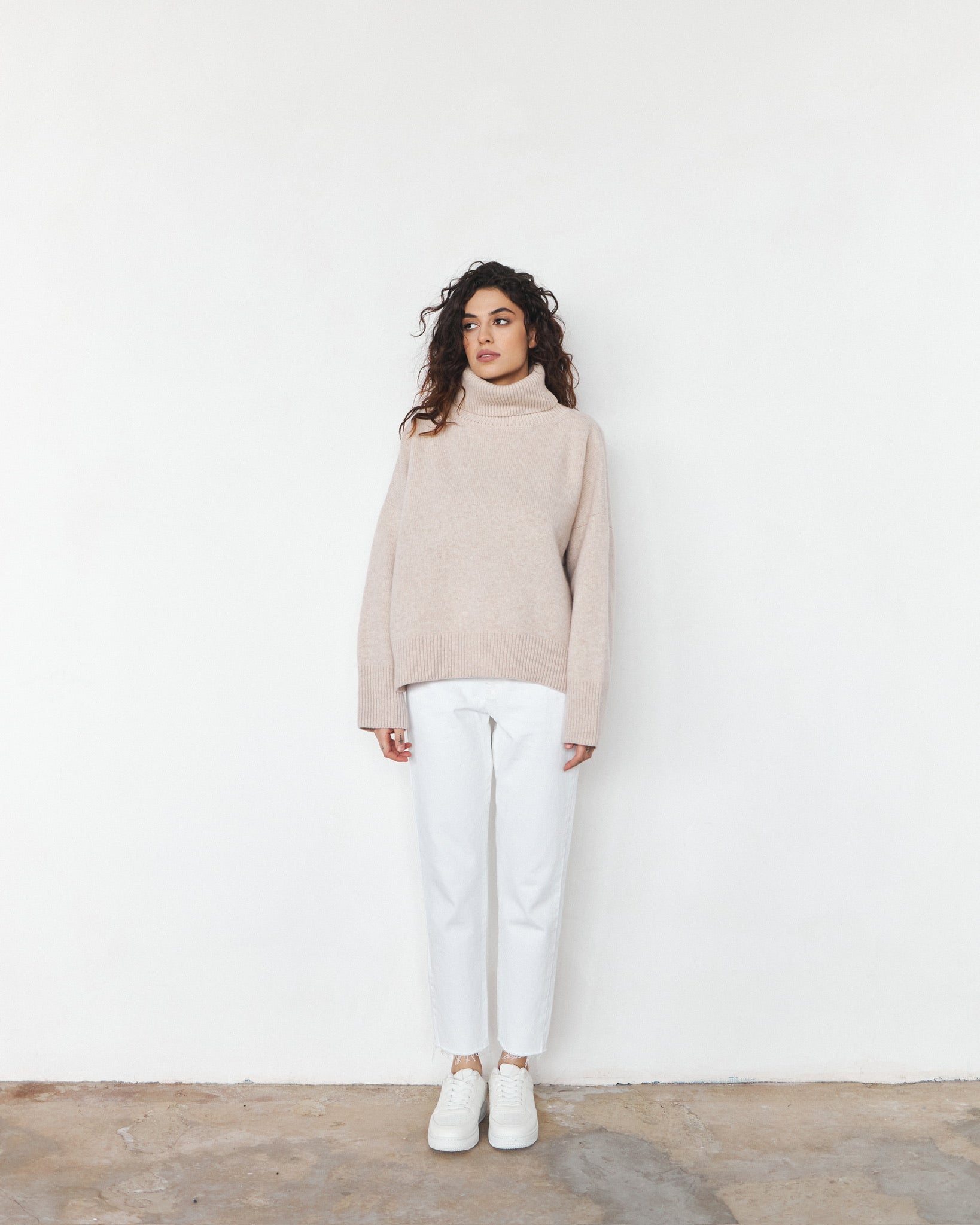 Large 100% Cashmere Oversize Sweater with Turtle Neck in Beige - NiSO