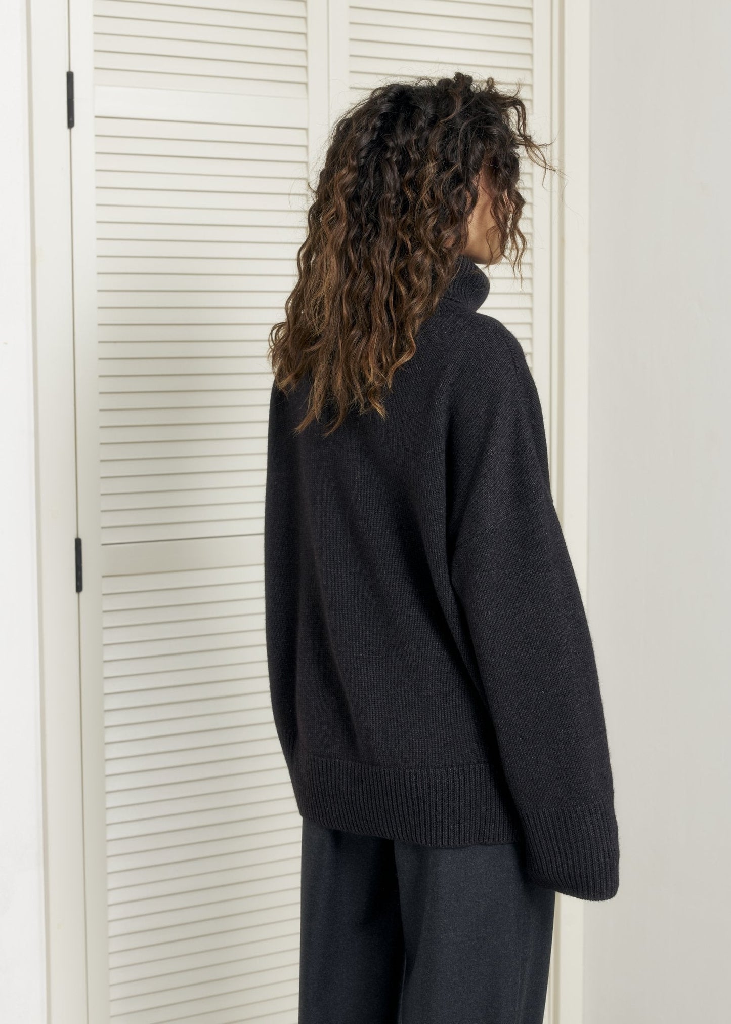 ZORIANA Turtle - Neck Cashmere Sweater in Black - NiSO