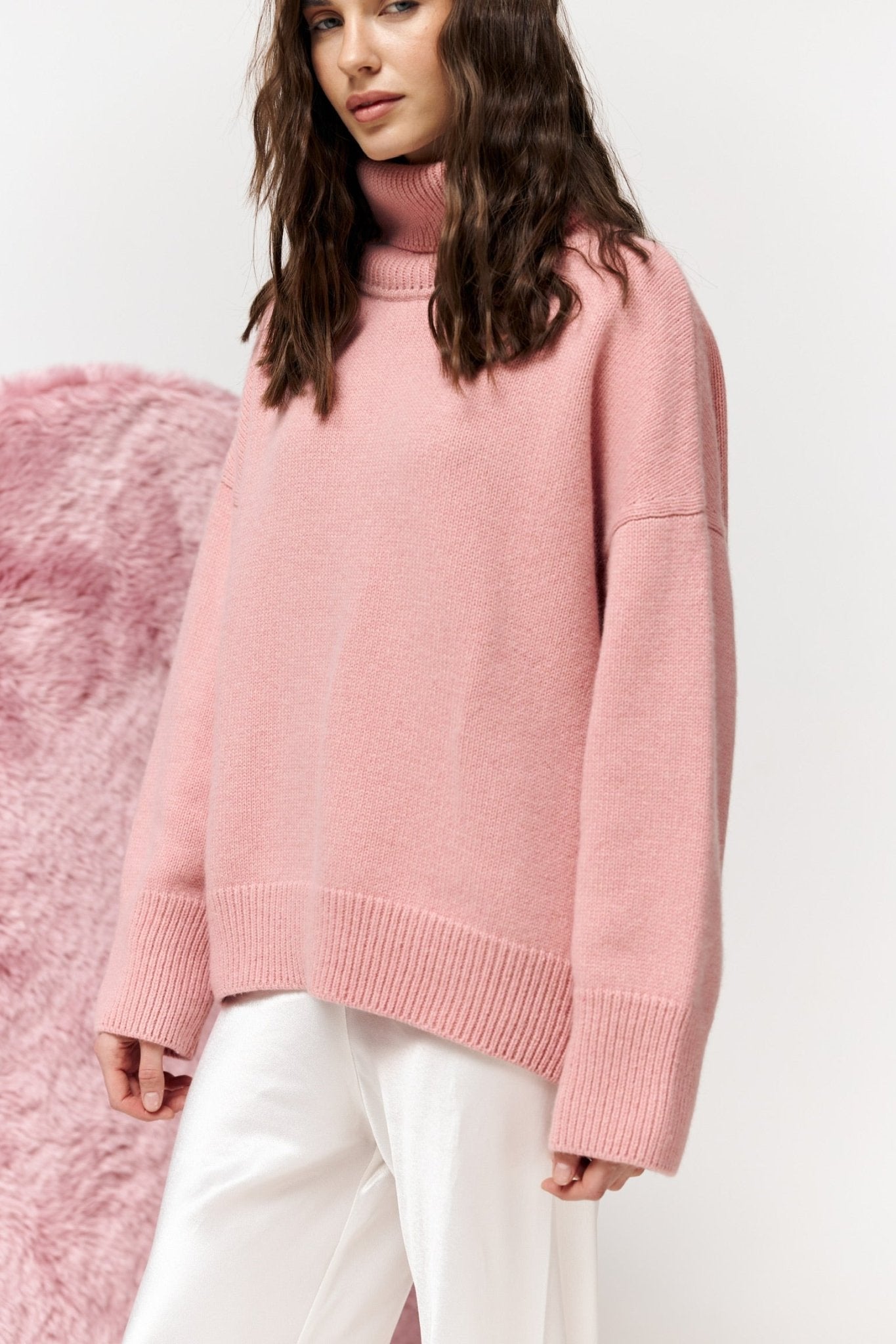 Large 100% Cashmere Oversize Sweater with Turtle Neck in Pink - NiSO