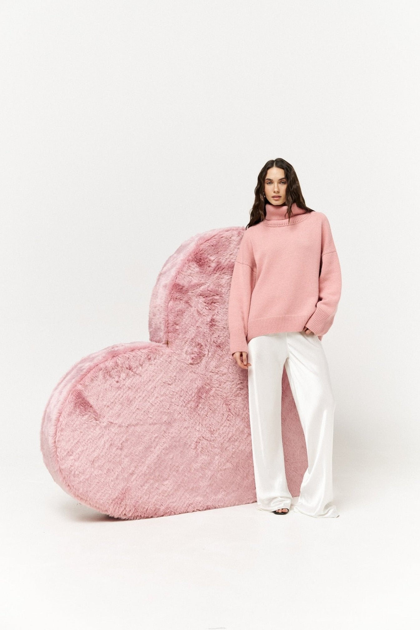 Large 100% Cashmere Oversize Sweater with Turtle Neck in Pink - NiSO
