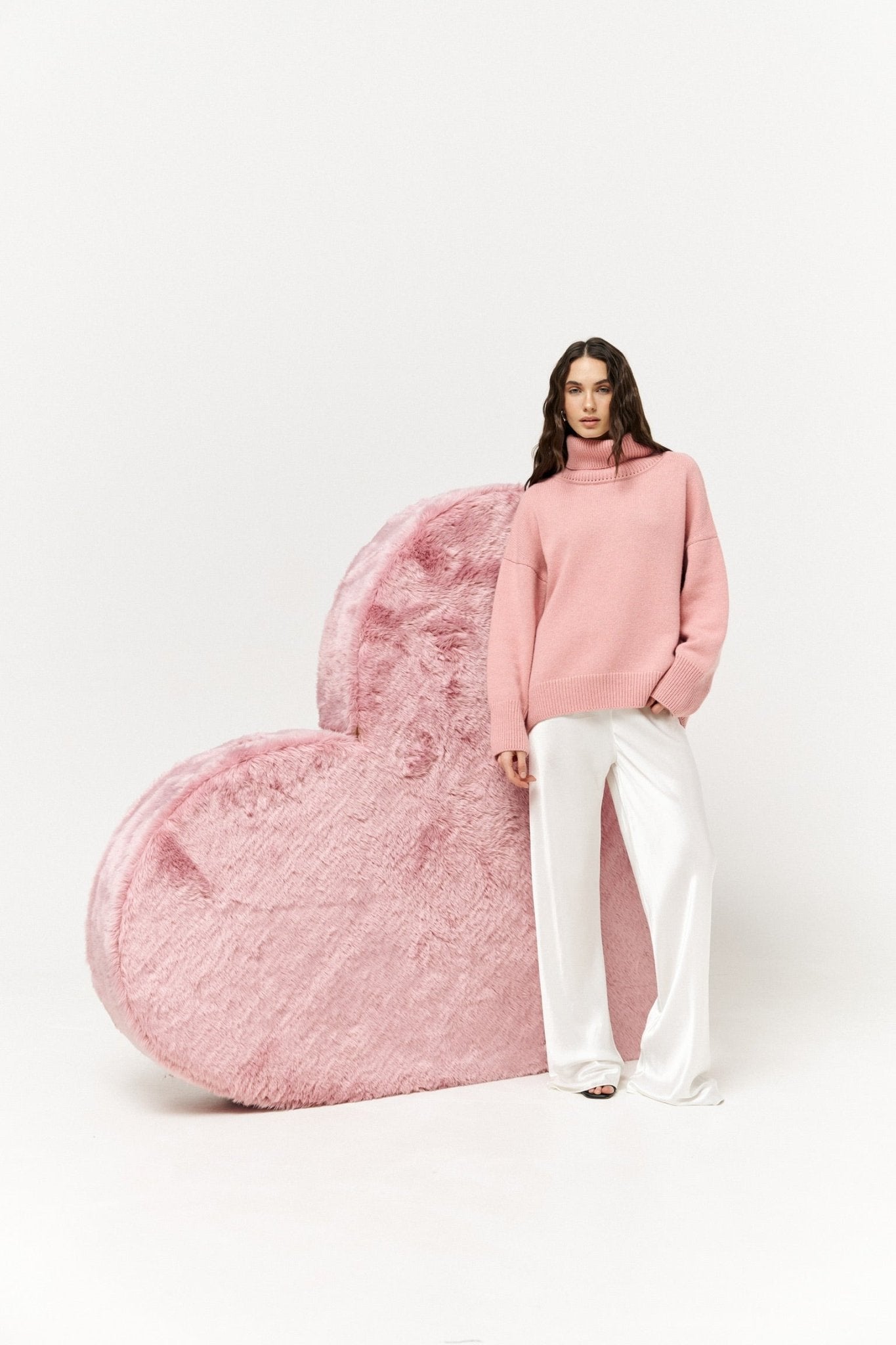 Large 100% Cashmere Oversize Sweater with Turtle Neck in Pink - NiSO