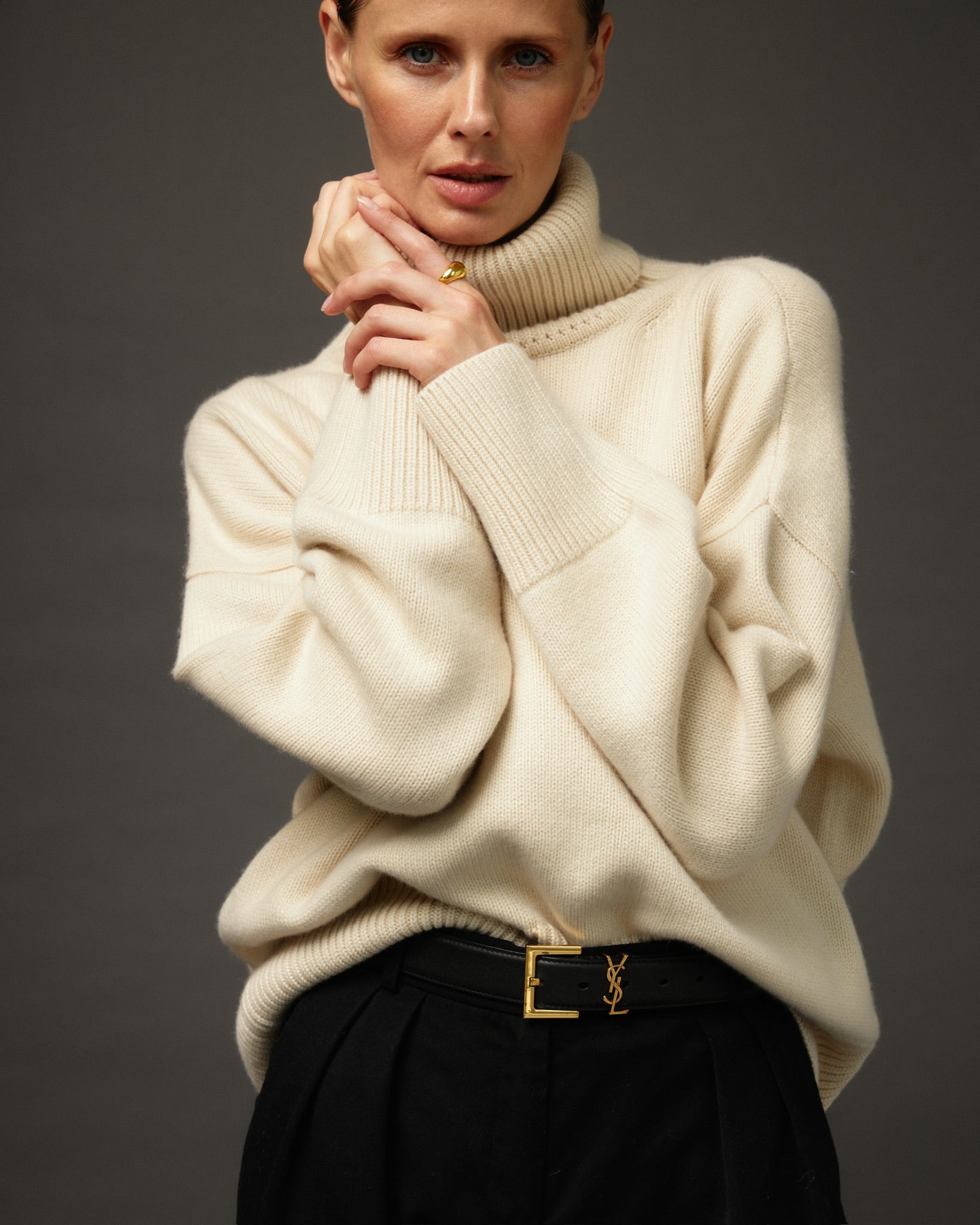 Large 100% Cashmere Oversize Sweater with Turtle Neck in White - NiSO