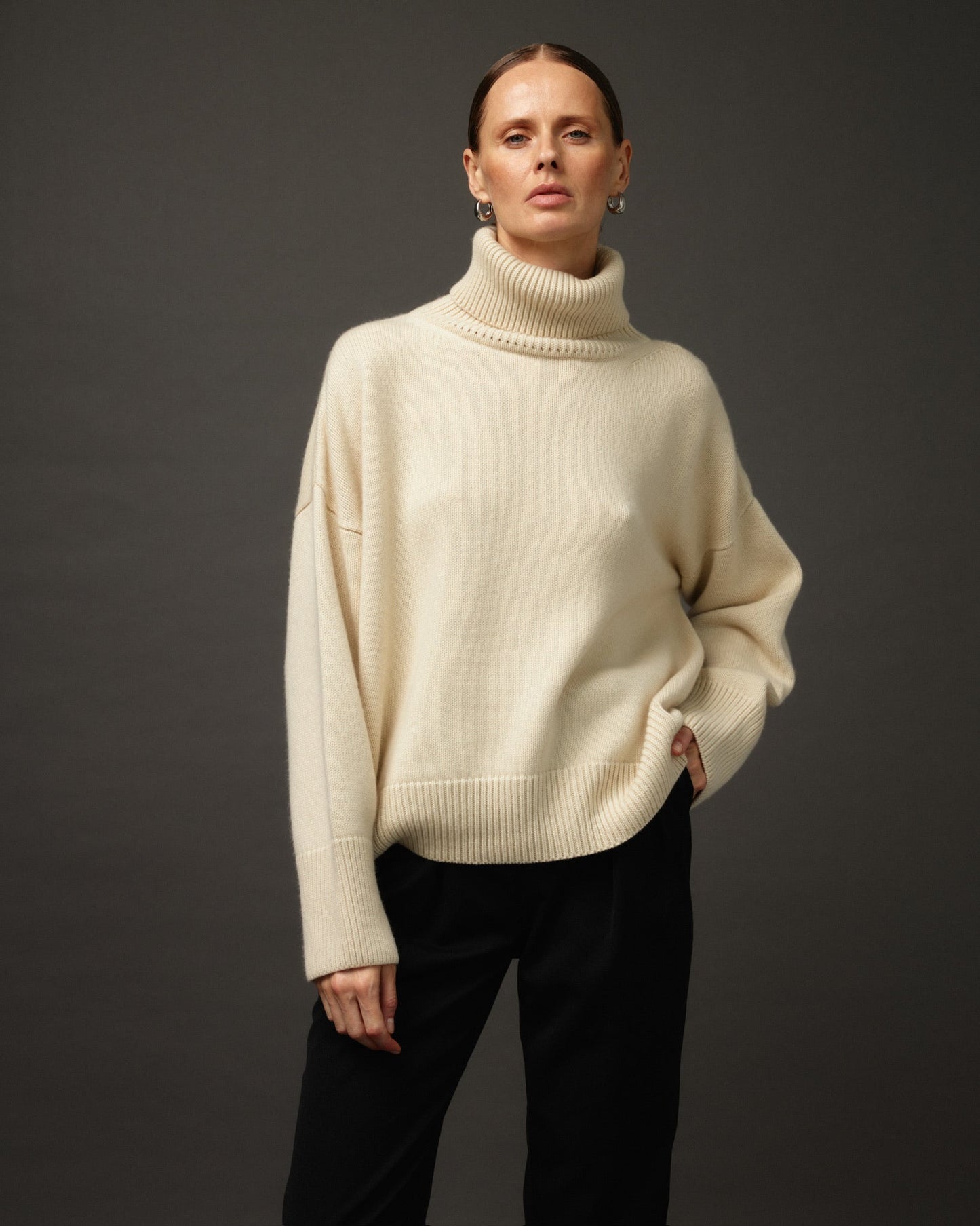 Large 100% Cashmere Oversize Sweater with Turtle Neck in White - NiSO