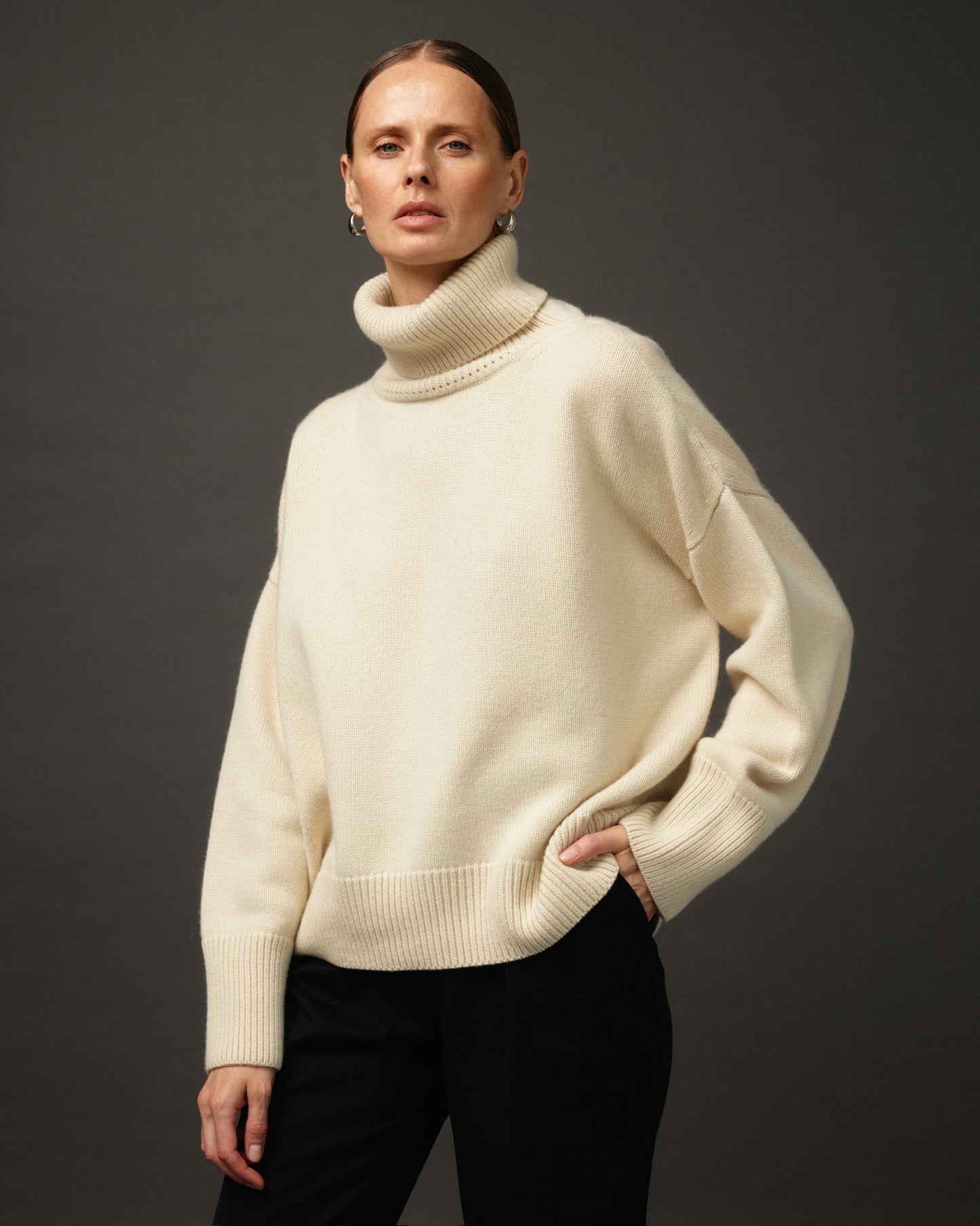 Large 100% Cashmere Oversize Sweater with Turtle Neck in White - NiSO