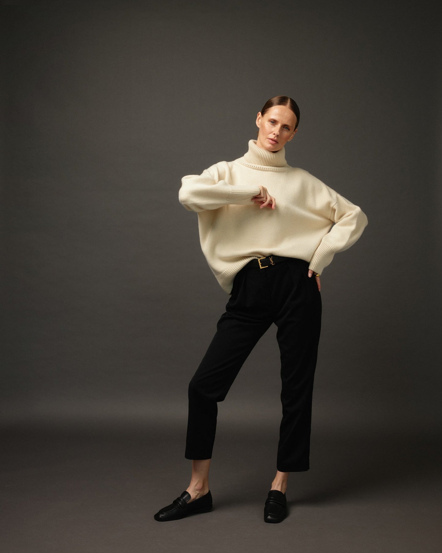 Large 100% Cashmere Oversize Sweater with Turtle Neck in White - NiSO