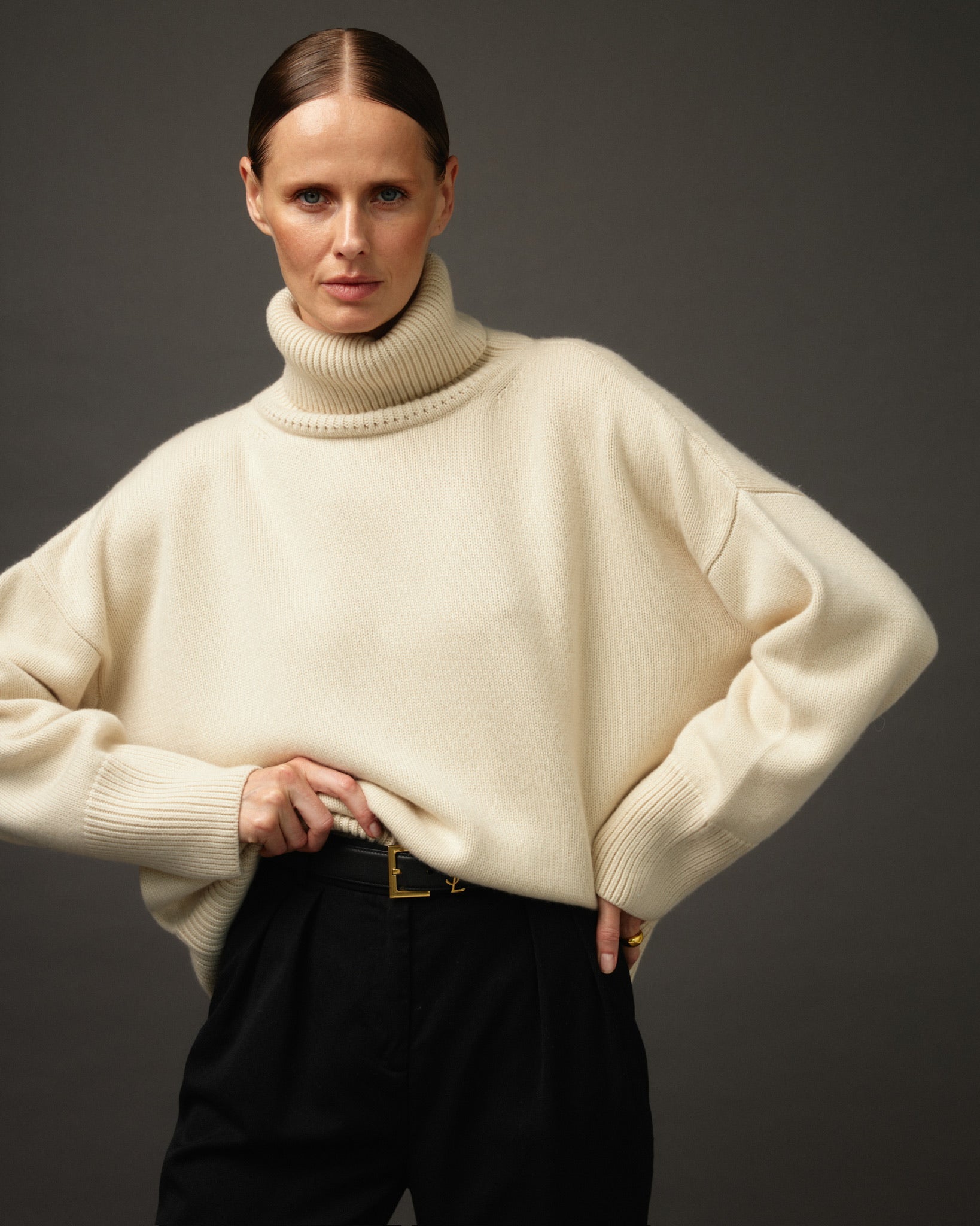 Large 100% Cashmere Oversize Sweater with Turtle Neck in White - NiSO