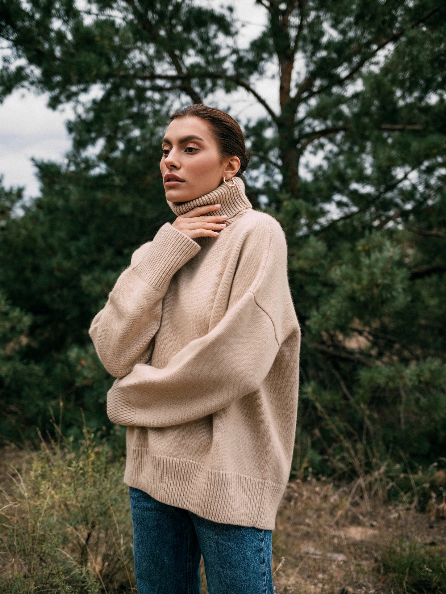 ZORIANA Turtle-Neck Cashmere Sweater in Beige