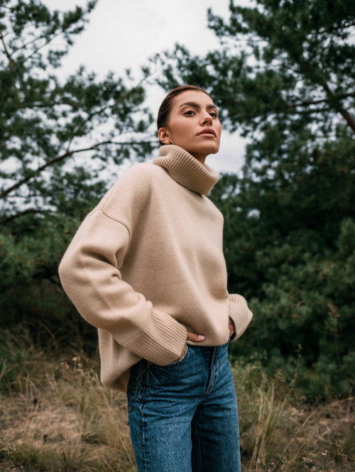 ZORIANA Turtle-Neck Cashmere Sweater in Beige