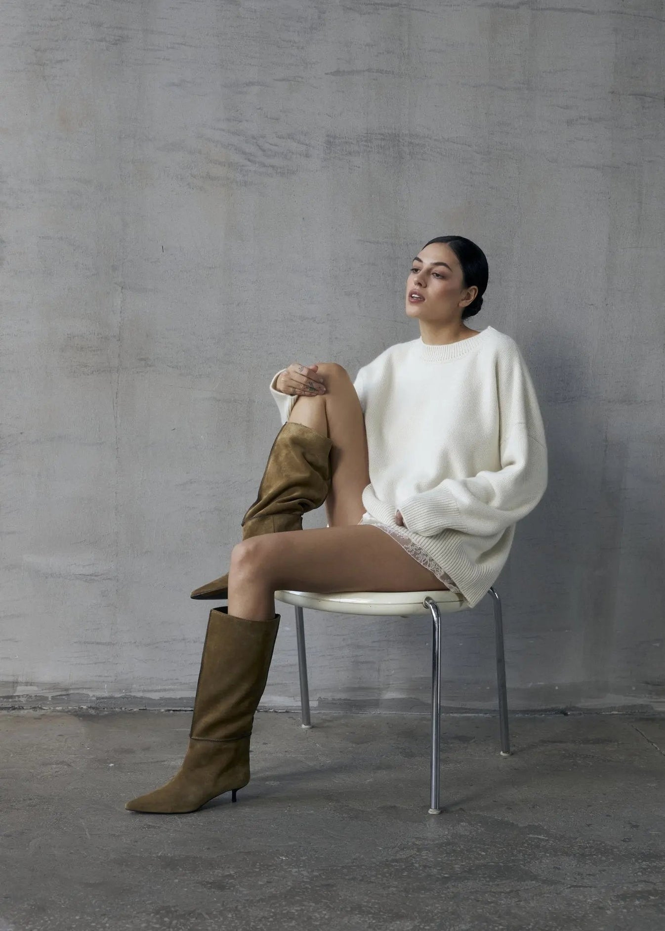 ZORIANA Crew-Neck Cashmere Sweater in White NiSO
