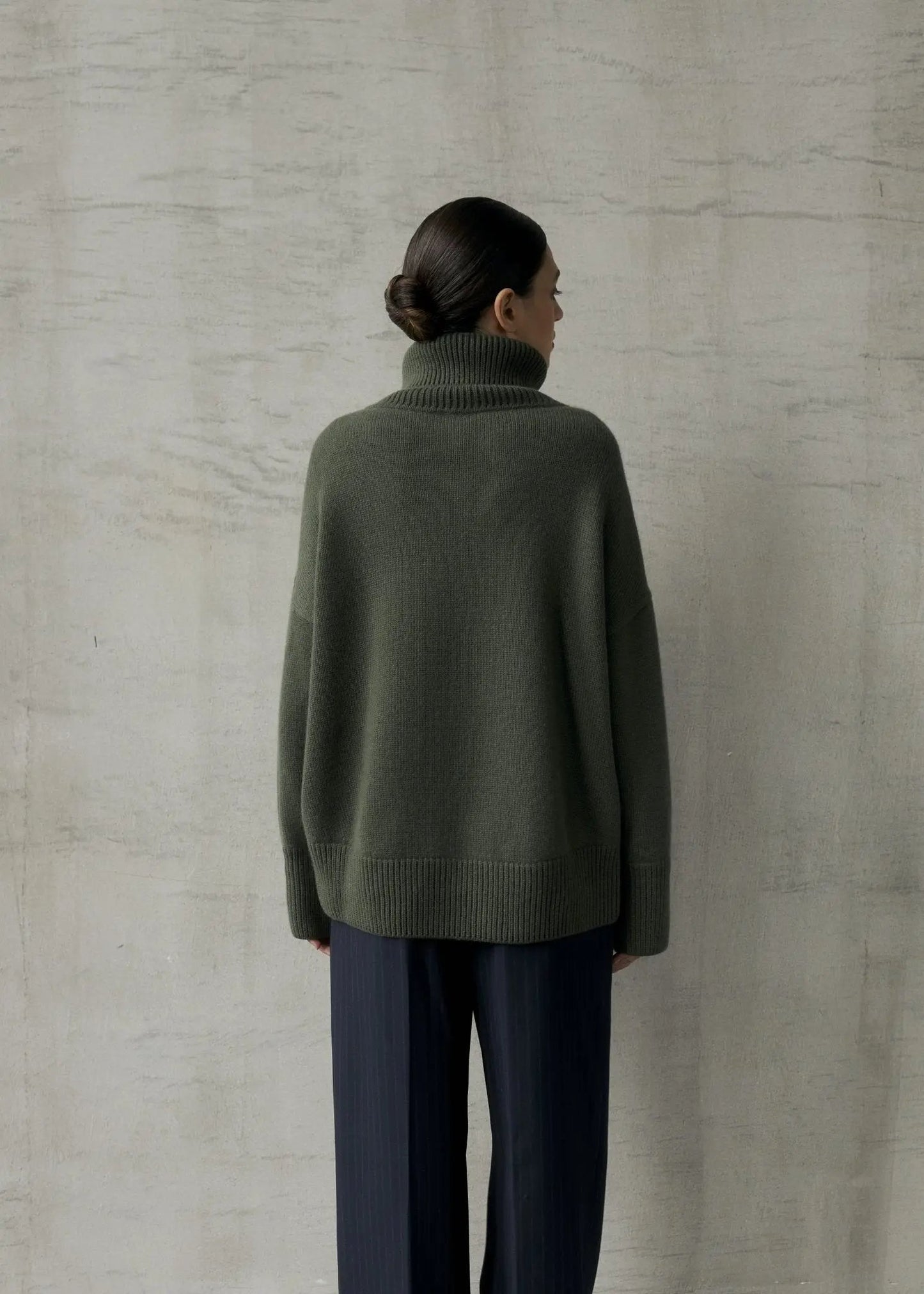 ZORIANA Turtle-Neck Cashmere Sweater in Dark Green NiSO