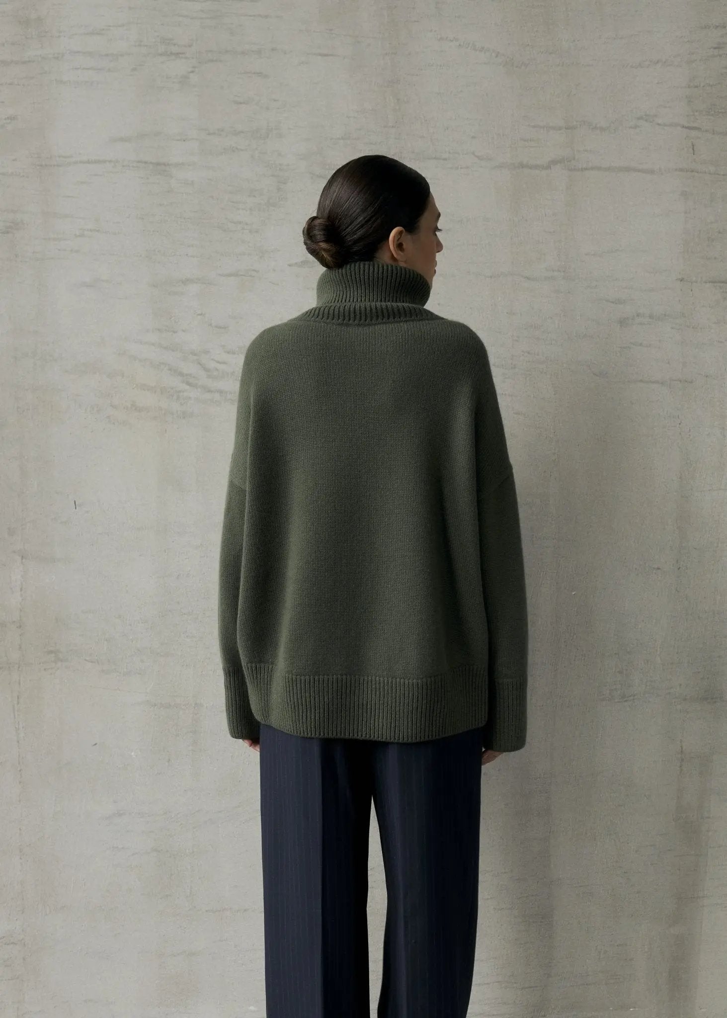 ZORIANA Turtle-Neck Cashmere Sweater in Dark Green NiSO