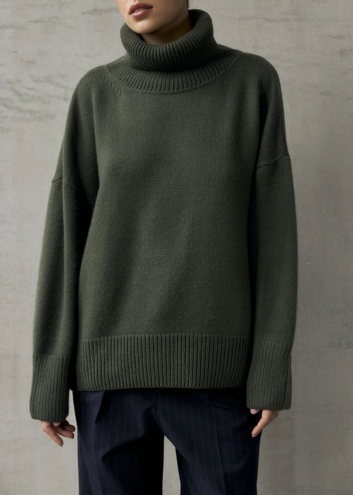 ZORIANA Turtle-Neck Cashmere Sweater in Dark Green NiSO
