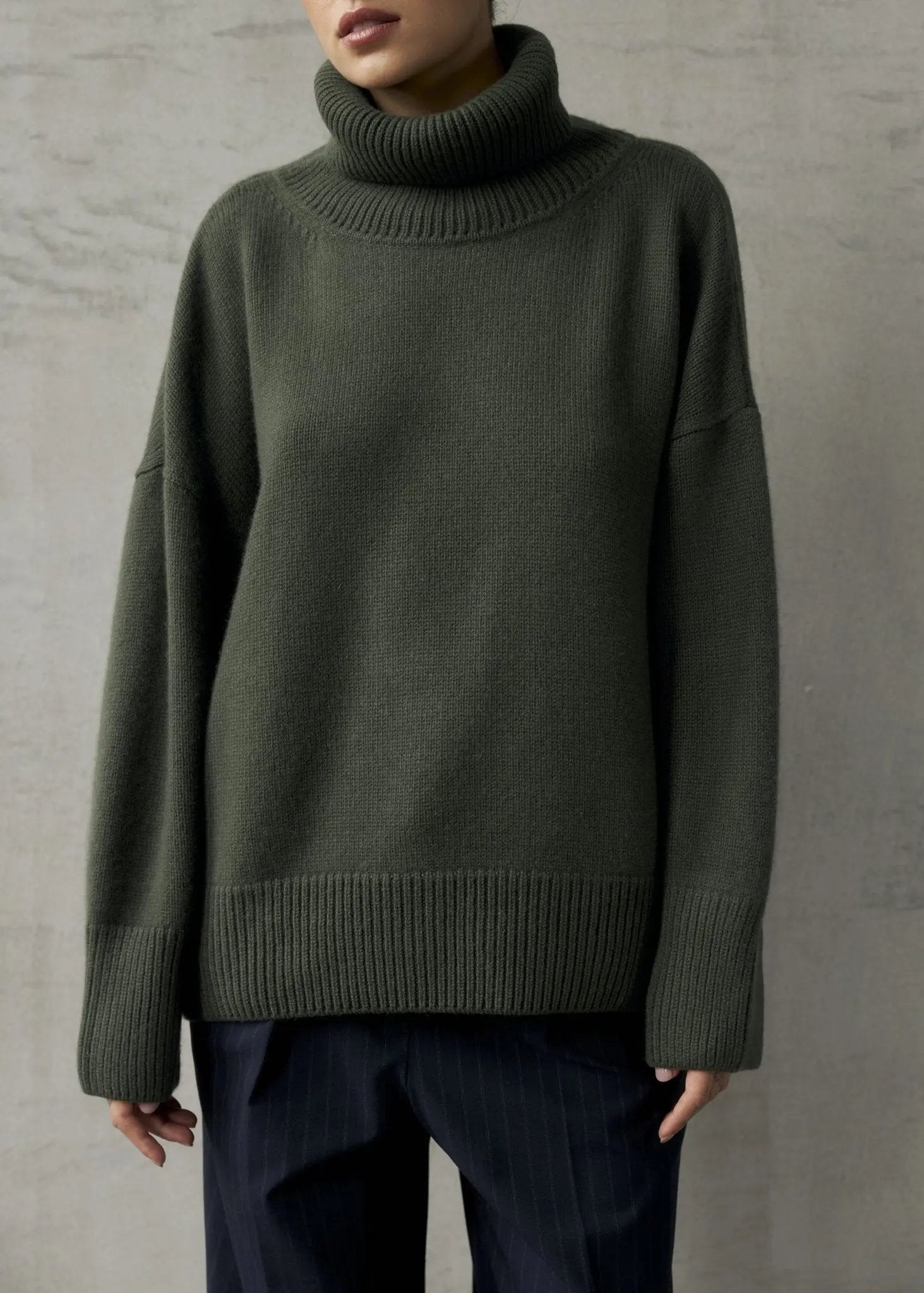 ZORIANA Turtle-Neck Cashmere Sweater in Dark Green NiSO