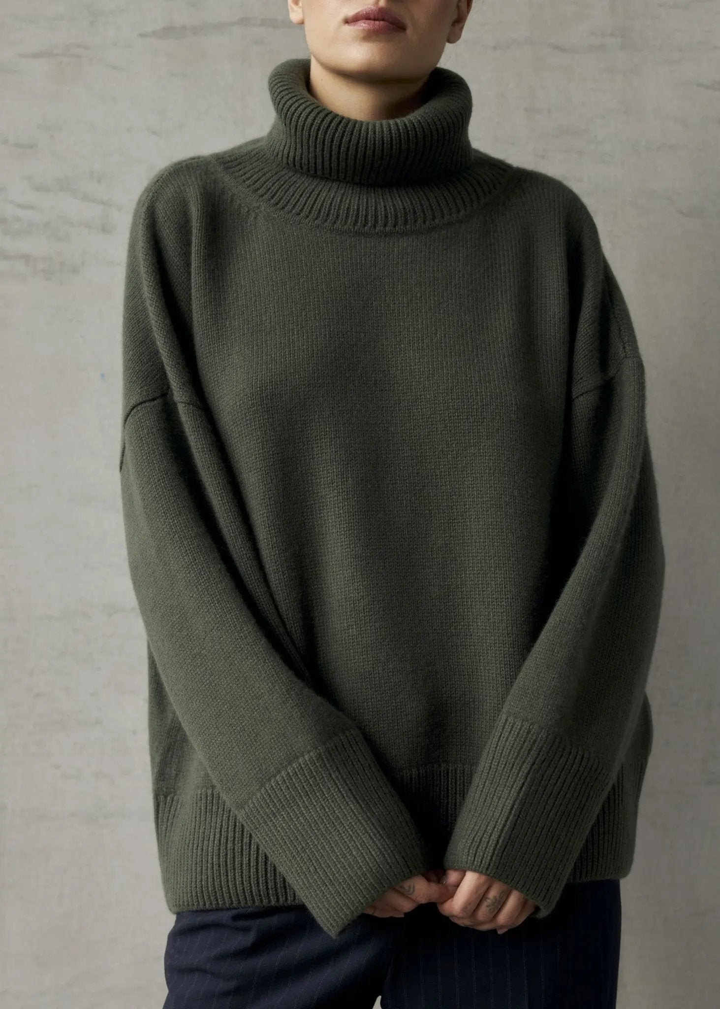 ZORIANA Turtle-Neck Cashmere Sweater in Dark Green NiSO