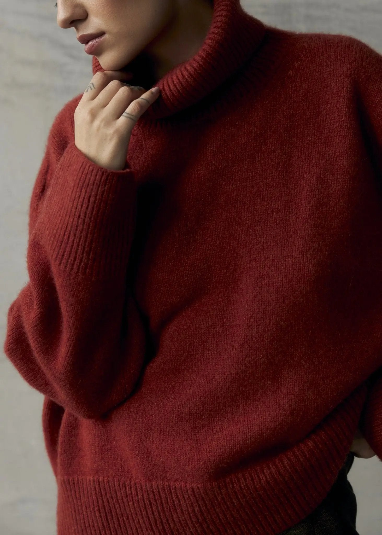 ZORIANA Turtle-Neck Cashmere Sweater in Dark Orange NiSO
