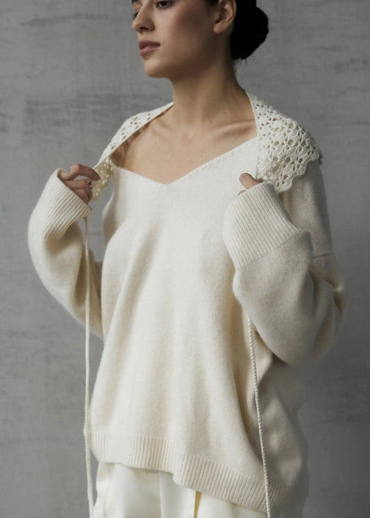ZHADANA V-Neck Cashmere Sweater in White NiSO
