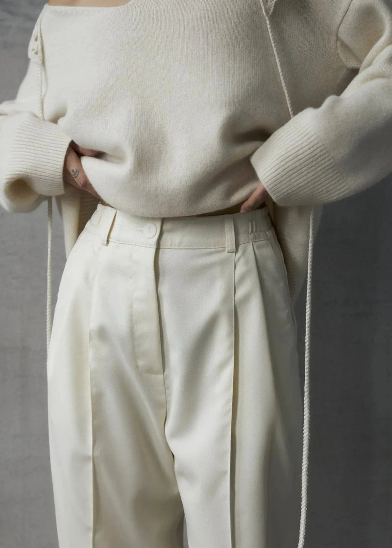 ZHADANA V-Neck Cashmere Sweater in White NiSO