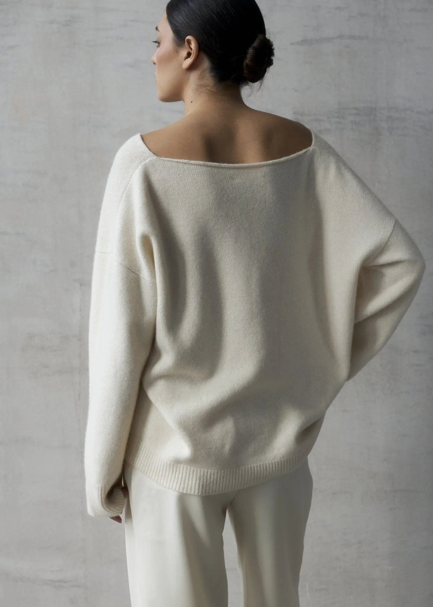 ZHADANA V-Neck Cashmere Sweater in White NiSO