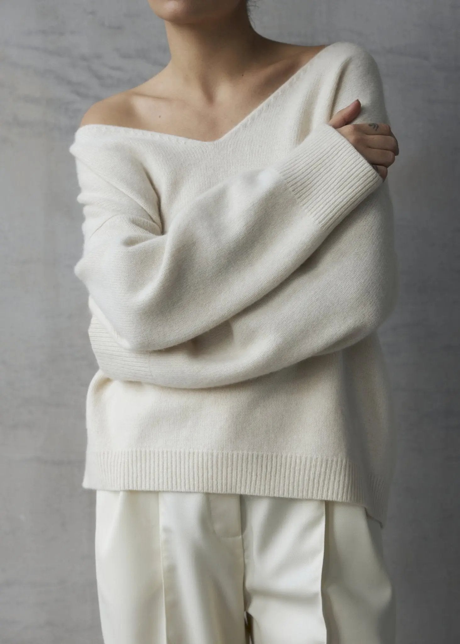 ZHADANA V-Neck Cashmere Sweater in White NiSO
