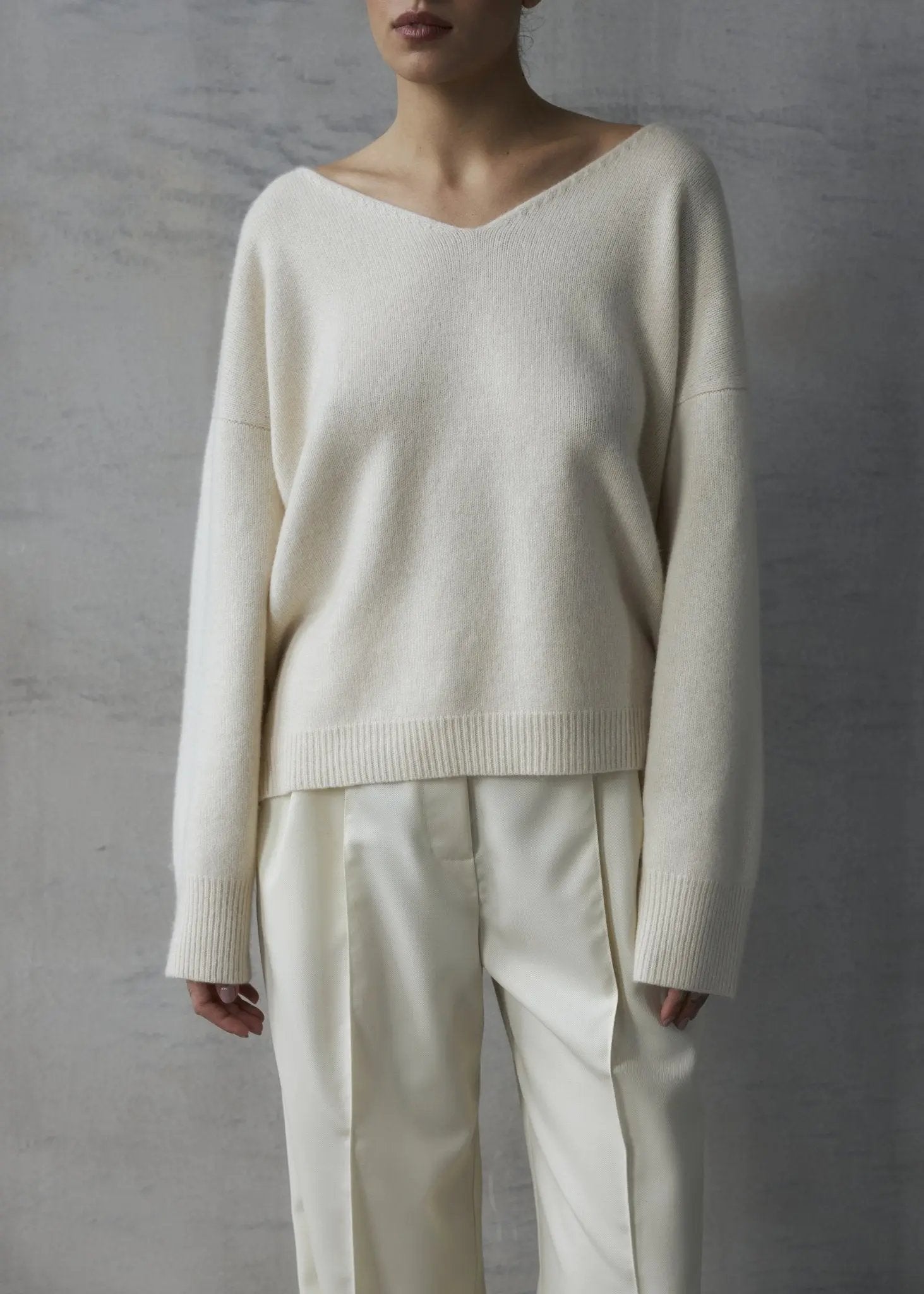 ZHADANA V-Neck Cashmere Sweater in White NiSO