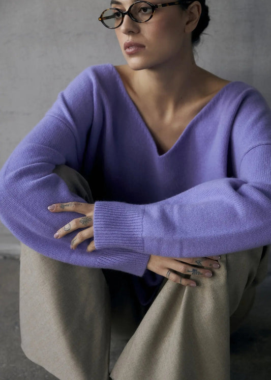 ZHADANA V-Neck Cashmere Sweater in Lavender NiSO