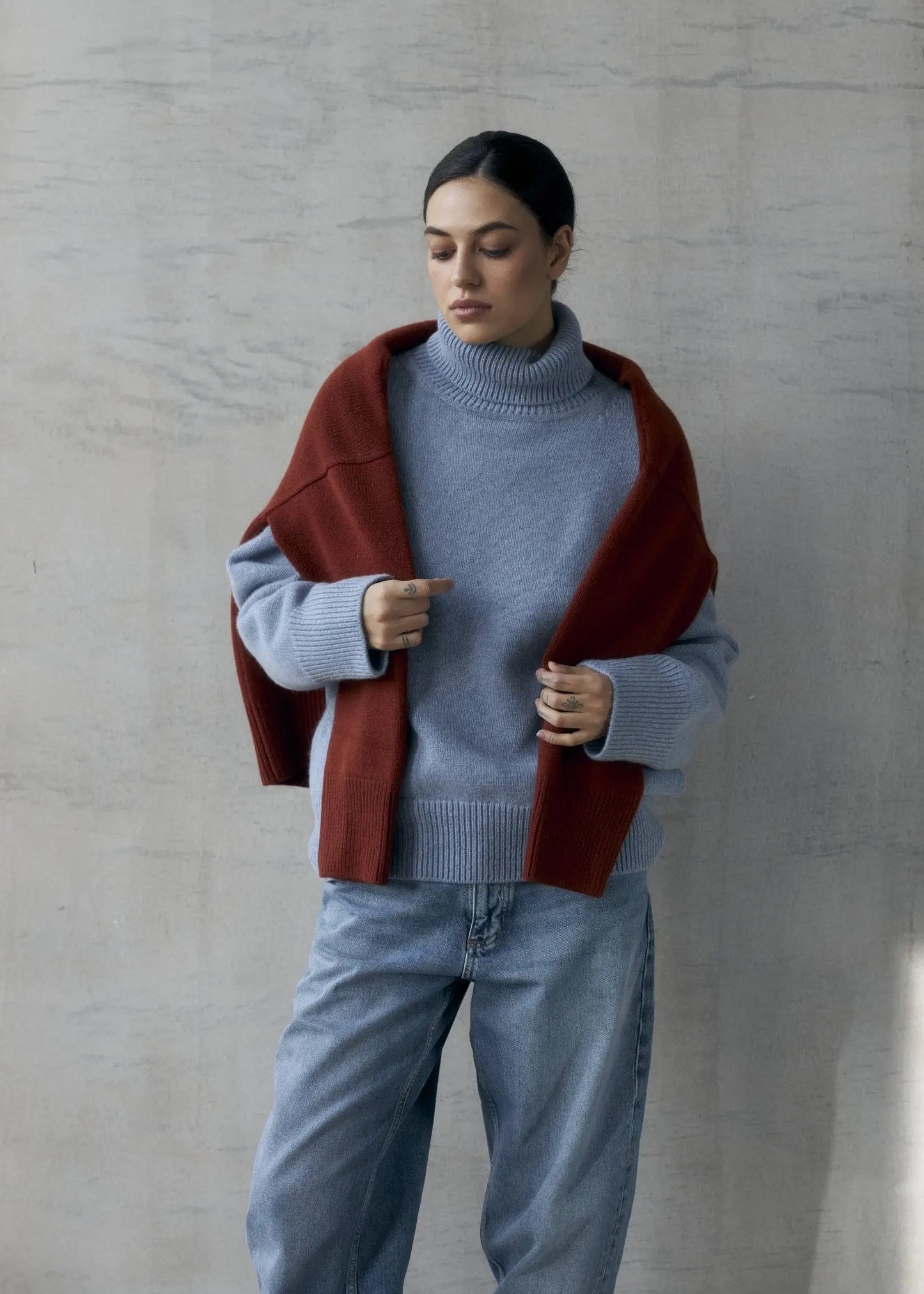 ZORIANA Turtle-Neck Cashmere Sweater in Jeans Blue NiSO