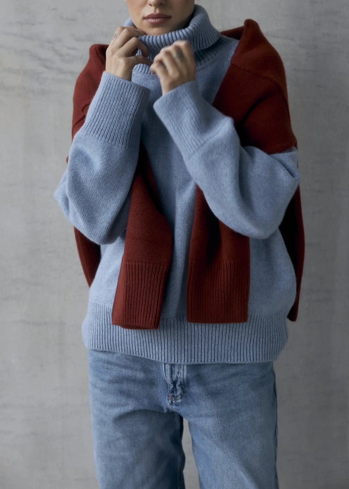 ZORIANA Turtle-Neck Cashmere Sweater in Jeans Blue NiSO